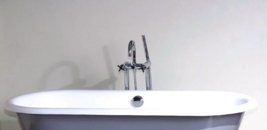 להתרענן באמבטיה