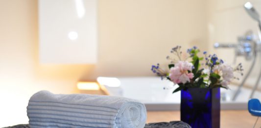 מעצבים מחדש: 6 שדרוגים קטנים שיהפכו את חדר הרחצה למושלם