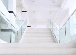 מעקה זכוכית למדרגות פנים | כמה עולה ומה עליכם לדעת לפני ההתקנה?