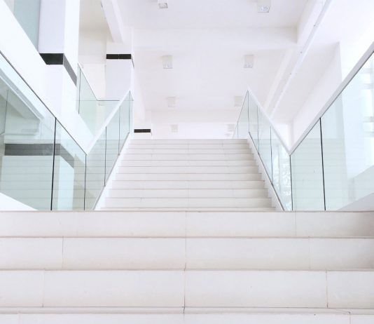 מעקה זכוכית למדרגות פנים | כמה עולה ומה עליכם לדעת לפני ההתקנה?