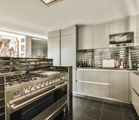 הפכו את מטבח החוץ שלכם למרכז בילוי מושלם