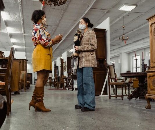 רהיטים מודרניים – כל מה שצריך לדעת על כורסאות טלוויזיה, מיטות ושולחנות קפה